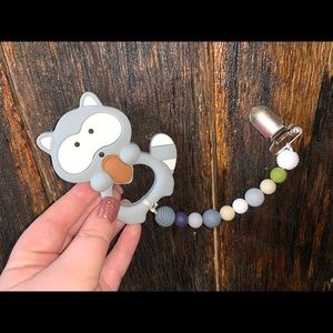 Teething clip